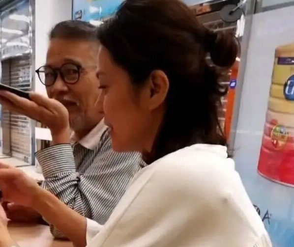 网友贴出偶遇吴孟达和太太的影片，以作悼念。