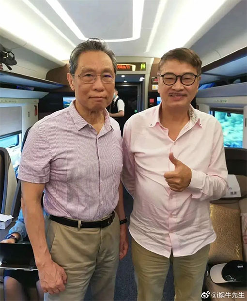 网民上载吴孟达在在高铁偶遇中国工程院院士钟南山。