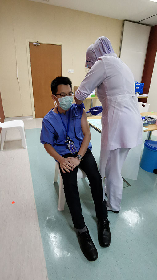 身为前线人员的李尚扬（左）已接种疫苗，且接种疫苗后，能让他较放心工作。