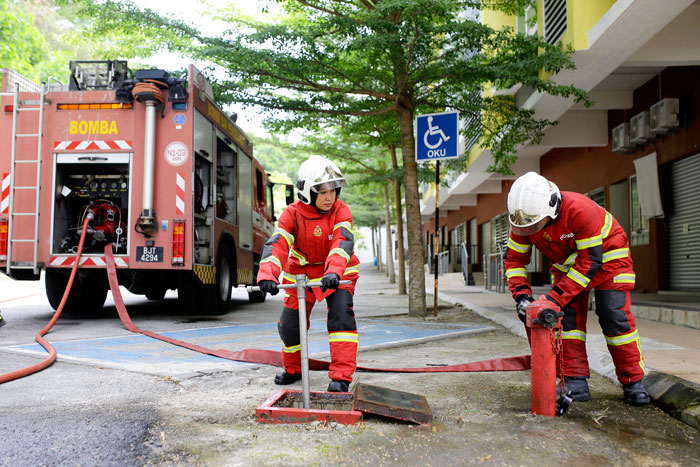 尽管女儿身,诺迈莎拉以行动证明,女性同样可胜任艰巨的消拯工作。