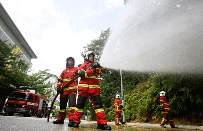 诺迈莎拉热爱深具挑战的工作,使她毅然辞去护士工作,转当消防及拯救员。