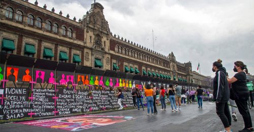 ◤三八妇女节◢ 墨国总统府前 写满女性受害者姓名