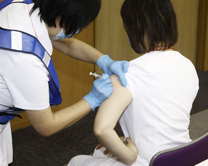 日本是世界上疫苗接种率最低的国家之一，图为5日日本富山县医护人员接种疫苗。（共同社）