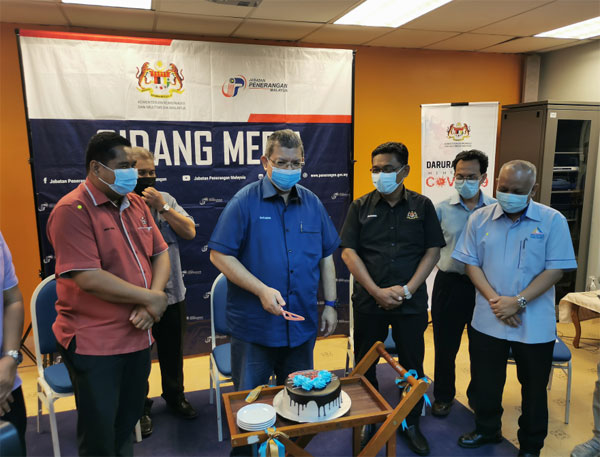 大会庆祝大马关怀计划(Program Malaysia Prihatin)一周年,前排右4为赛夫丁。