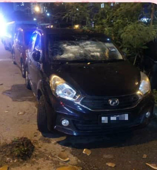 案发时在场2辆轿车的车窗及挡风玻璃，也被嫌犯等砸坏。