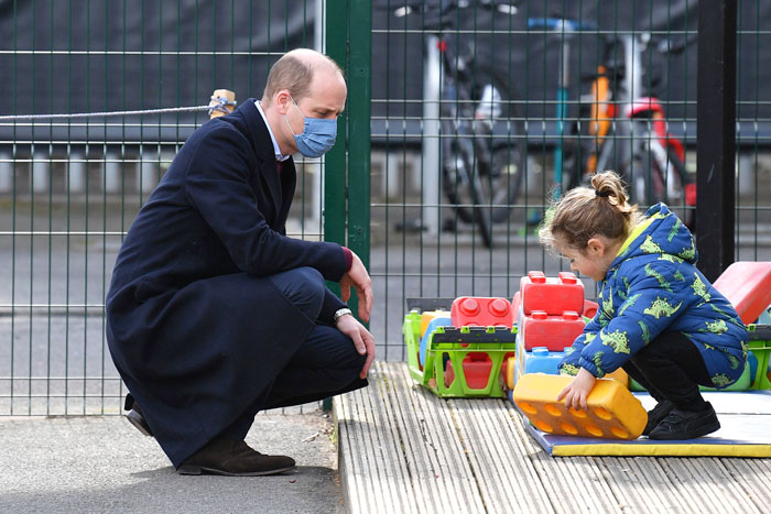 威廉王子看着学童玩乐。（美联社）