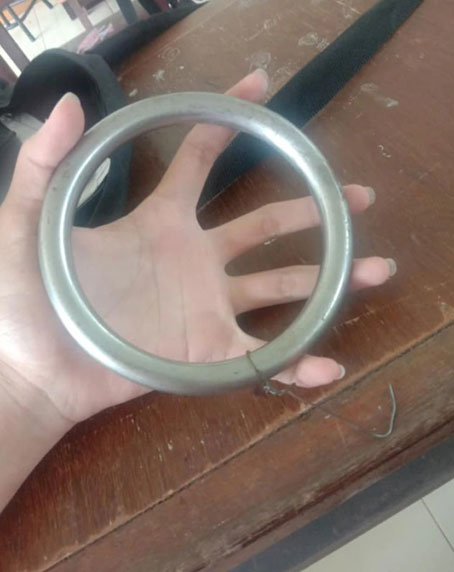 金属环比手掌还大。