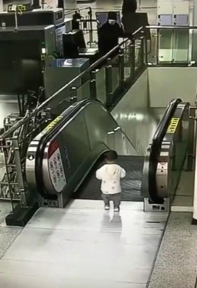 2岁孩电扶梯口前面遇险。