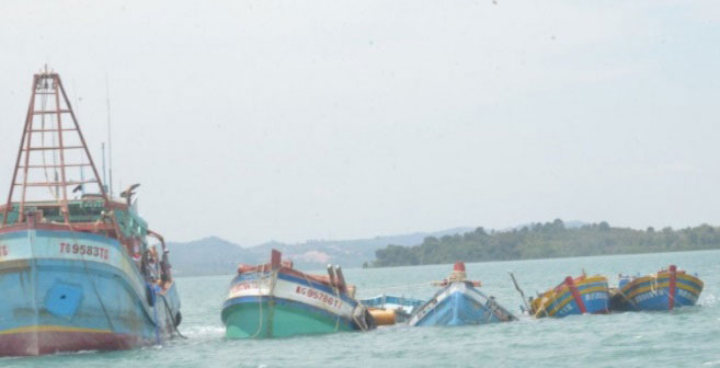 印尼在3月3日及4日，在廖内群岛省峇淡岛的拉查海域将8艘越南籍渔船及2艘大马籍渔船沉入海底，展现杜绝非法捕鱼承诺，盼生吓阻效果。（中央社）