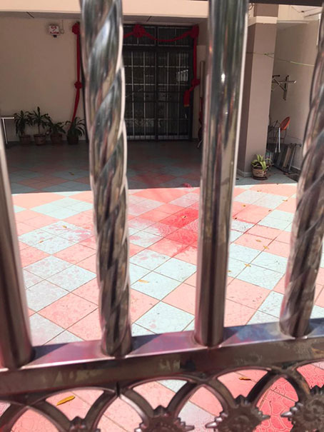 郑美君的住家门口被人泼红漆。