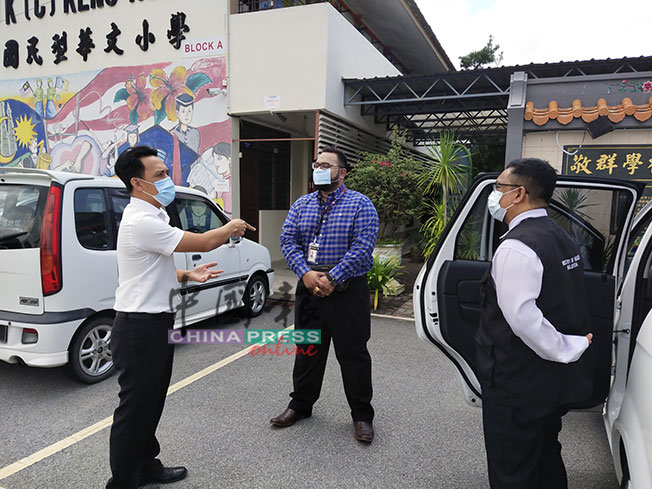 吴俊益（左）向卫生局新冠肺炎抗疫小组成员了解情况。