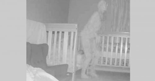 孙女深夜和空气聊天 奶奶拍下“人形鬼影”在房内游荡