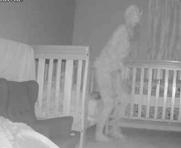 麦肯齐拍下孙女房间的诡异半透明人形鬼影。