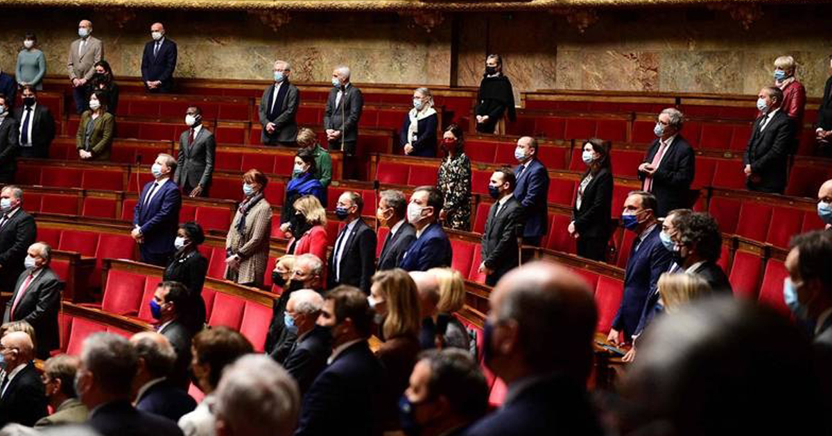 法国众议院16日进行投票表决，通过将自愿性行为的年龄下限定在15岁的法案。（法新社）