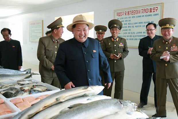 朝鲜半官方面子书帖文称不用改姓名就可以获得免费的鲑鱼，帖文还配上了朝鲜领导人金正恩（中）开心巡视鲑鱼市场图。