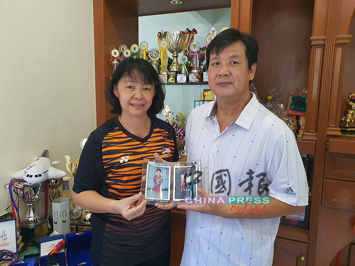 廖雪萍（左起）和李志兴展示李梓嘉幼时的照片。
