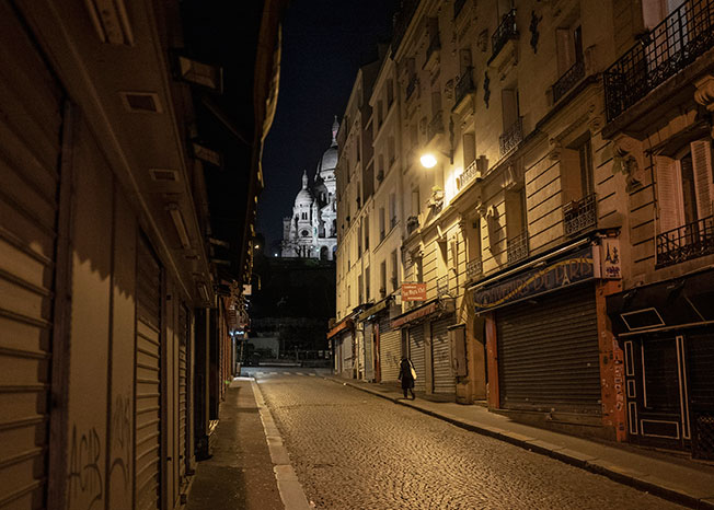 法国政府在巴黎实施宵禁措施，图为周日晚上7时过后，巴黎街道非常冷清。（美联社）