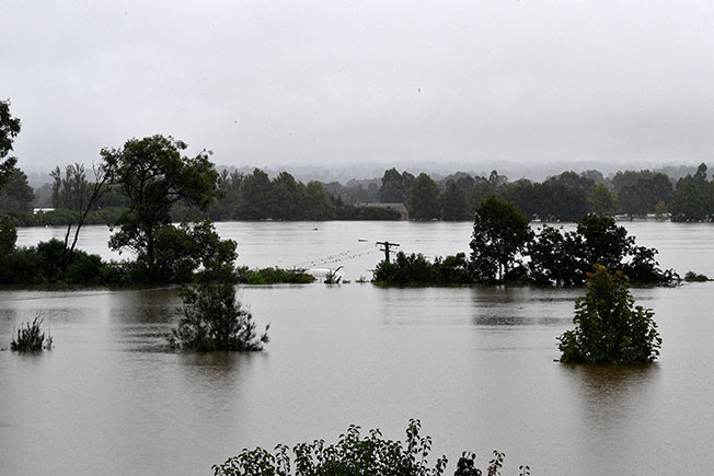 里奇蒙市郊区一处住宅区，周一被洪水淹没。（法新社）