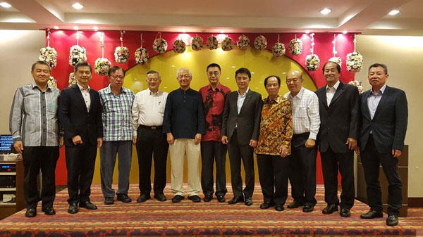 2017年3月，吴德芳（右3）出席中总欢送中国驻马领事参赞龚春森的晚宴。
