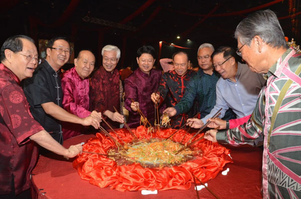 2018中总新春联欢晚宴上，吴德芳（左3）与嘉宾们一同捞生。