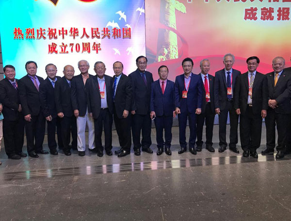 2019年10月，一众大马华社领袖在出席新中国成立70周年报告会时合影。左4为吴德芳。