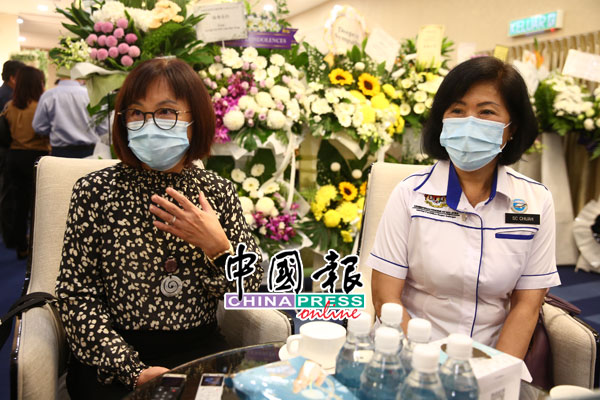 林美琴（左）和蔡淑祯在灵堂接受媒体访问。