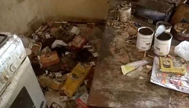 达希被囚禁在公寓内，垃圾散落一地。