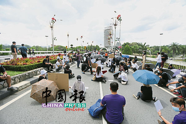 逾百名集会者在现场静坐18分钟，向政府抗议。