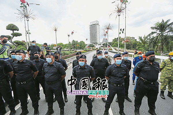 大批警方在通往国会大厦前的道路筑起人墙，防止集会者闯入。