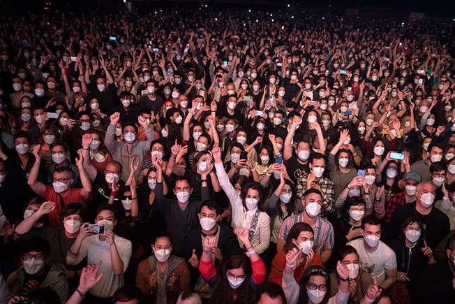 大约5000名观众在演唱会现场狂欢，他们都有通过快筛并戴上口罩，但不需保持社交距离。（美联社）