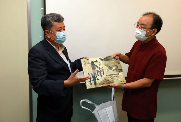 世华媒体集团顾问翁昌文（左）赠送纪念品给欧阳玉靖。