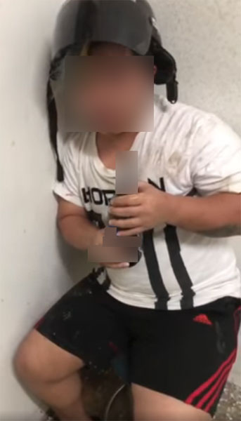 青年被逼至墙角，遭老板纠众殴打。