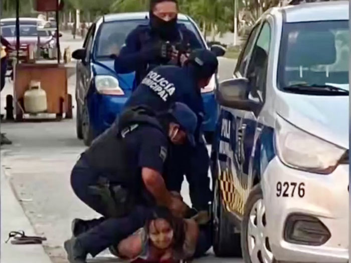 墨西哥女警双膝跪压萨尔瓦多女疑犯致死。