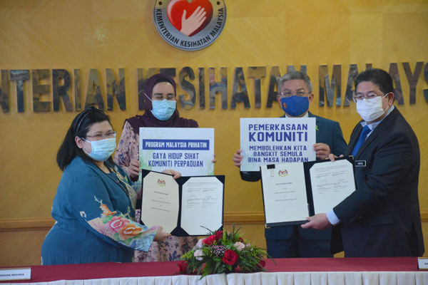 哈丽玛（左2起）与阿汉峇峇见证卫生部和国家团结部签署合作协议。
