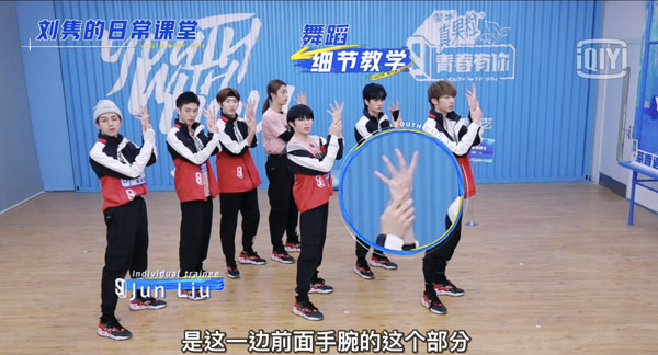 刘隽（右3）在组内负责指导舞蹈细节和情绪。