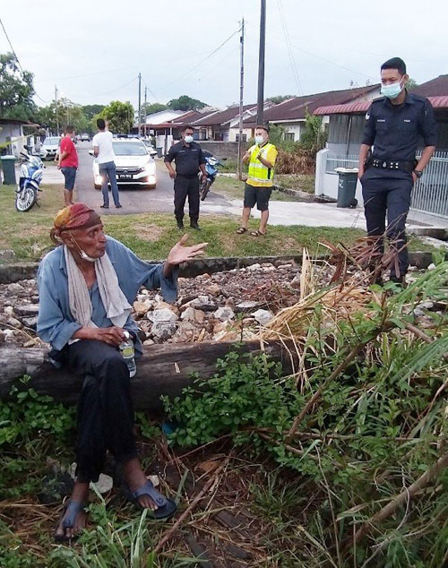 七旬乞丐在甘榜拉惹附近草丛被发现后，治安队员接居民求助后，赶到现场了解。
