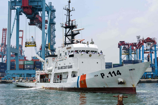 载回驾驶舱语音记录器的印尼海岸警卫队船只。（法新社）