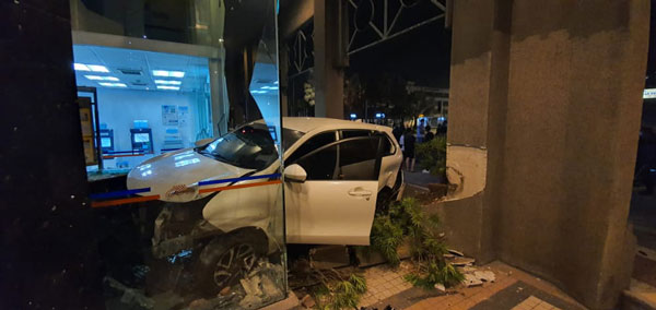休旅车失控撞入银行，导致落地玻璃被撞破。