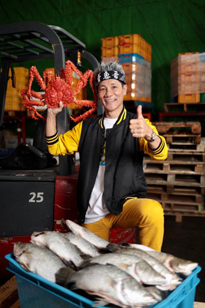 王雷靠卖海鲜创立“卖鱼哥”形象和商标。