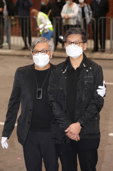 吴孟达弟弟吴利达（右）在田启文的陪同下接受香港媒体访问。