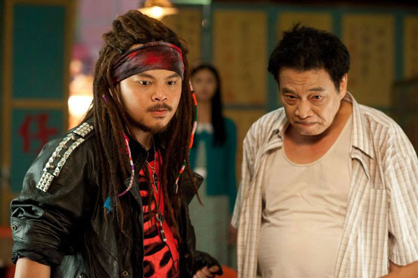 黄明志（左）2013年执导的电影《冠军歌王》，曾力邀吴孟达（右）参与演出。