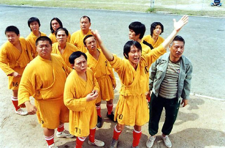 黄一飞、周星驰和吴孟达一同演出电影《少林足球》。