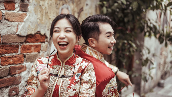 叶朝明与关萃汶以传统唐装搭配西式礼服拍摄一系列婚照。