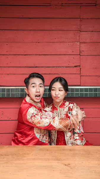 叶朝明和关萃汶透过婚照展现搞怪逗趣的一面。
