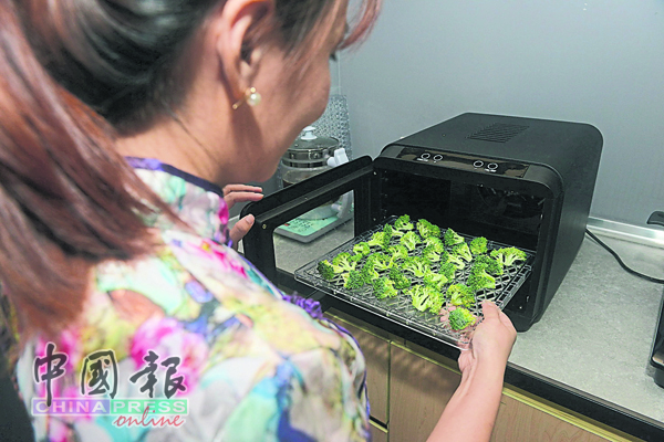 蔬果平均摆放在托盘上，才能让风干机的热风热力平均分散至蔬果。