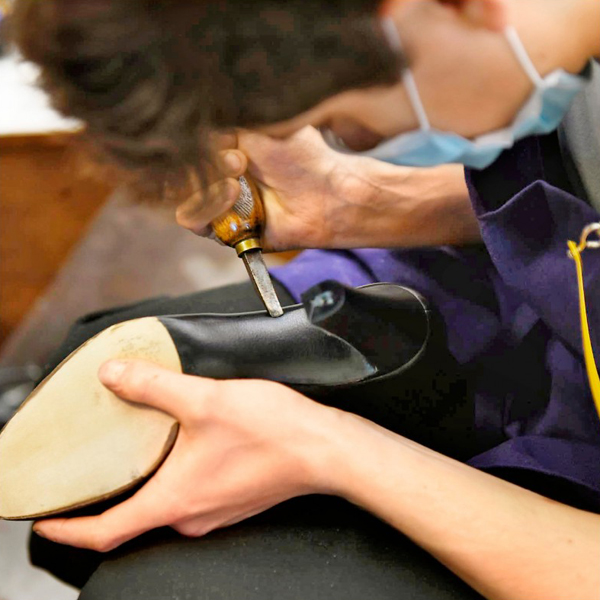 Massaro鞋履工坊的工匠正在打造Chanel工坊系列鞋履。