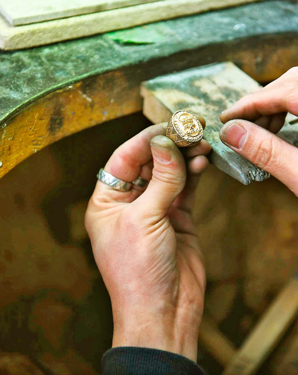 Goossens金银工坊为Chanel工坊系列打造具贵族王室气息的戒指。