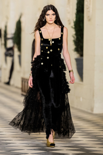 Chanel 2020/21工坊系列洋装上的铆钉菱格纹装饰与羽饰为Lemarie山茶花羽饰工坊的杰作，配搭Goossens金银工坊打造的钮扣装饰。
