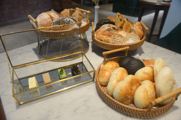 各式新鲜手作面包，搭配四款不同风味的牛油，让人不自觉越吃越多。
