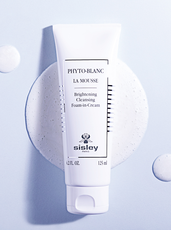 品牌全新Phyto-Blanc La Mousse洁面乳，以植物萃取精华为主轴，给予温和且深层洁净作用，去除残留在肌肤上的顽固污垢，恢复肌肤原有的洁净光感。